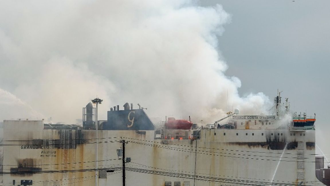 Bilden från en tidigare fartygsbrand i juli 2023. Foto: John Minchillo/AP/TT