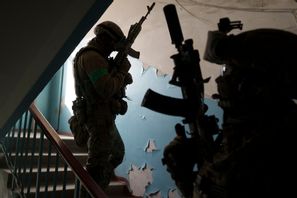 Ukrainas säkerhetstjänst SBU under en operation mot misstänkta ryska kollaboratörer i Ukraina. Arkivbild. Felipe Dana/AP/TT