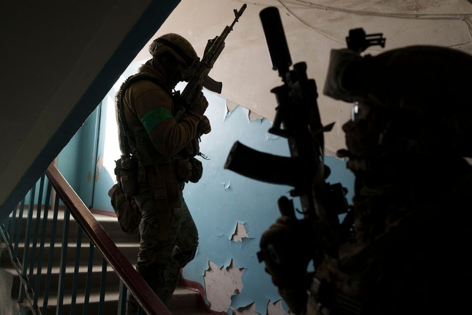 Ukrainas säkerhetstjänst SBU under en operation mot misstänkta ryska kollaboratörer i Ukraina. Arkivbild. Felipe Dana/AP/TT