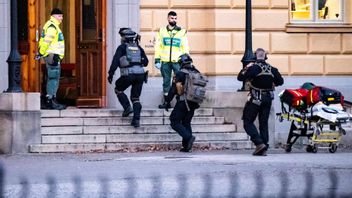 Polisens insatsstyrka söker igenom gymnasieskolan Malmö Latinskola. Foto: 	Johan Nilsson/TT