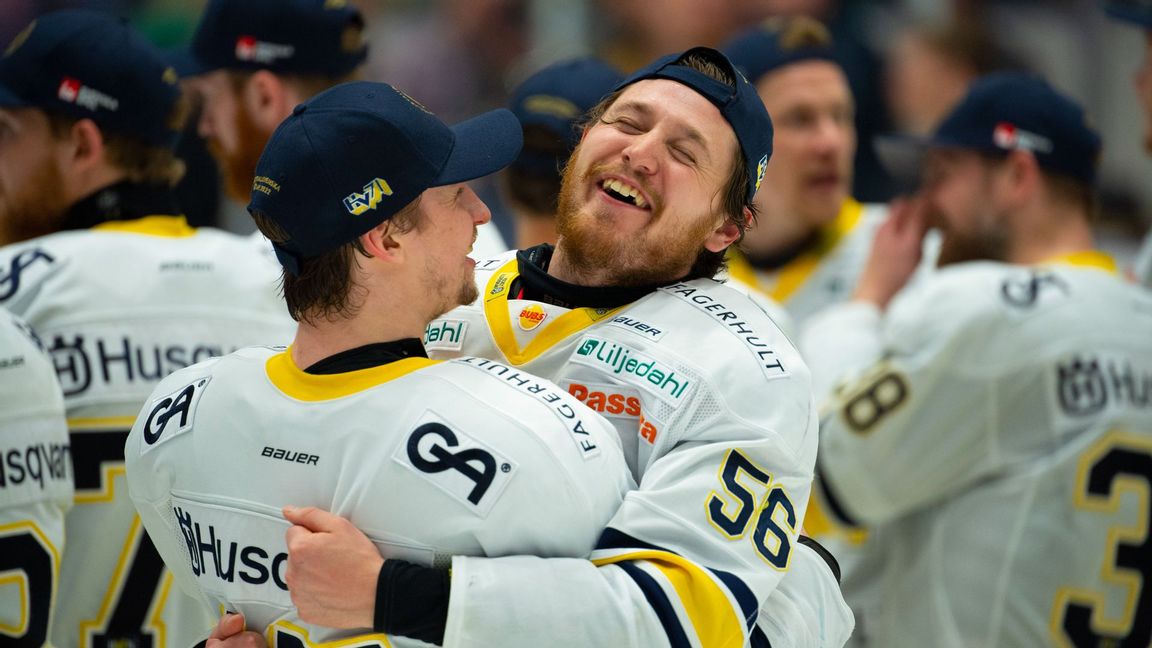 Fredrik Forsberg klappas om efter ett av sina tre mål som säkrade HV71:s SHL-avancemang. Foto: Patrick Trägårdh/TT 