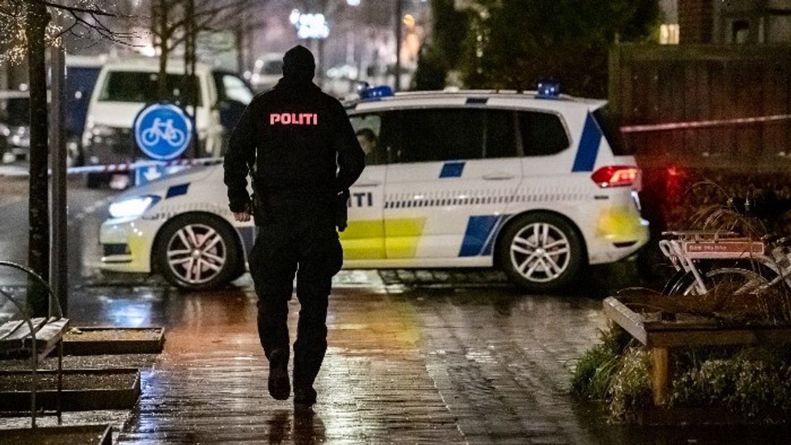 Polis på plats vid frisörsalongen på Islev Torv i Rødovre i västra Köpenhamn efter att tre personer skadats i en skottlossning, varav en avlidit. Foto: Johan Nilsson/TT 