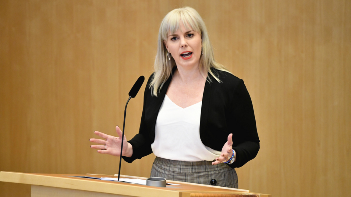 Linda Westerlund Snecker i Riksdagens talarstol i en debatt om gängkriminalitet. Foto: Henrik Montgomery/TT