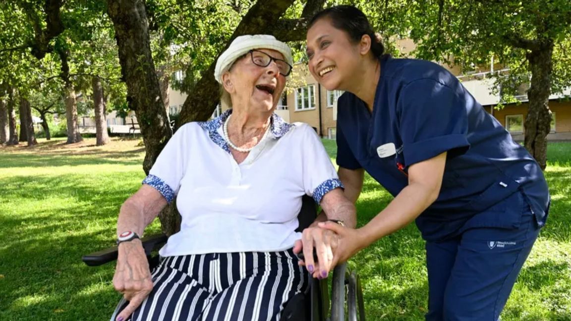Vårdare och vårdtagare på kommunalt äldreboende Foto: Fredrik Sandberg/TT