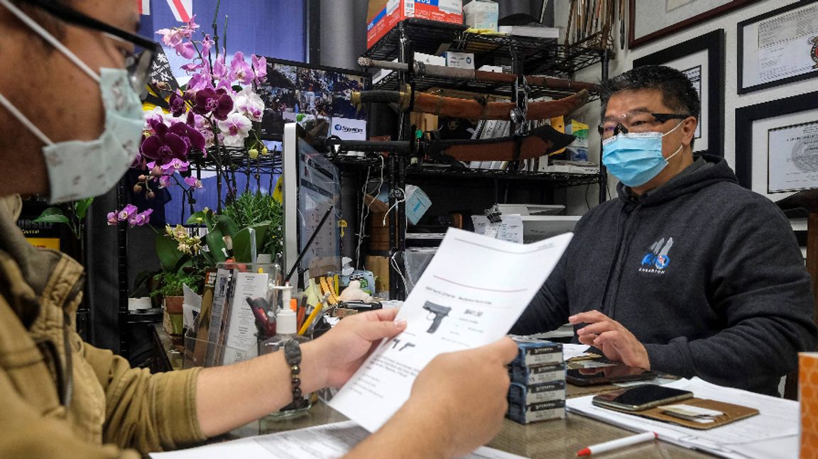 Vapenförsäljning i pandemins tid. En ny studie uppskattar att 4,3 miljoner fler vapen än förväntat såldes i USA under mars till och med juli 2020. På bilden en vapenbutik i Kalifornien, mars 2020. Foto: Ringo H.W. Chiu/AP/TT