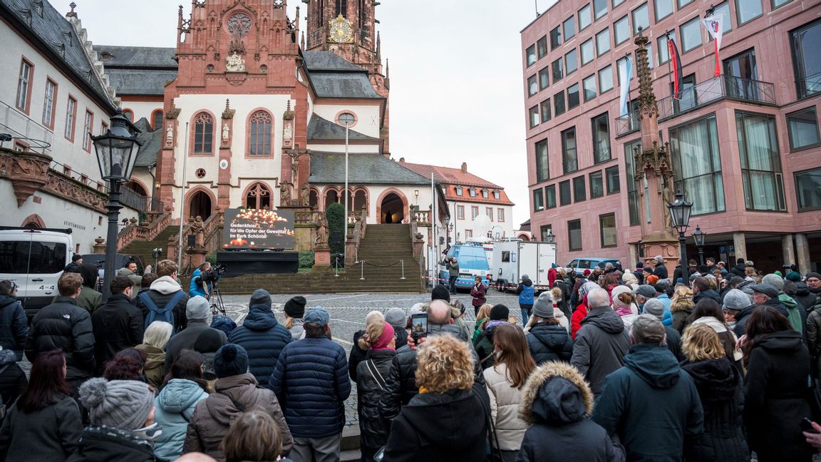 Efter dådet hölls en ceremoni för offren i staden Aschaffenburg. Foto: Daniel Vogl/AP/TT