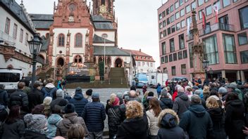Efter dådet hölls en ceremoni för offren i staden Aschaffenburg. Foto: Daniel Vogl/AP/TT