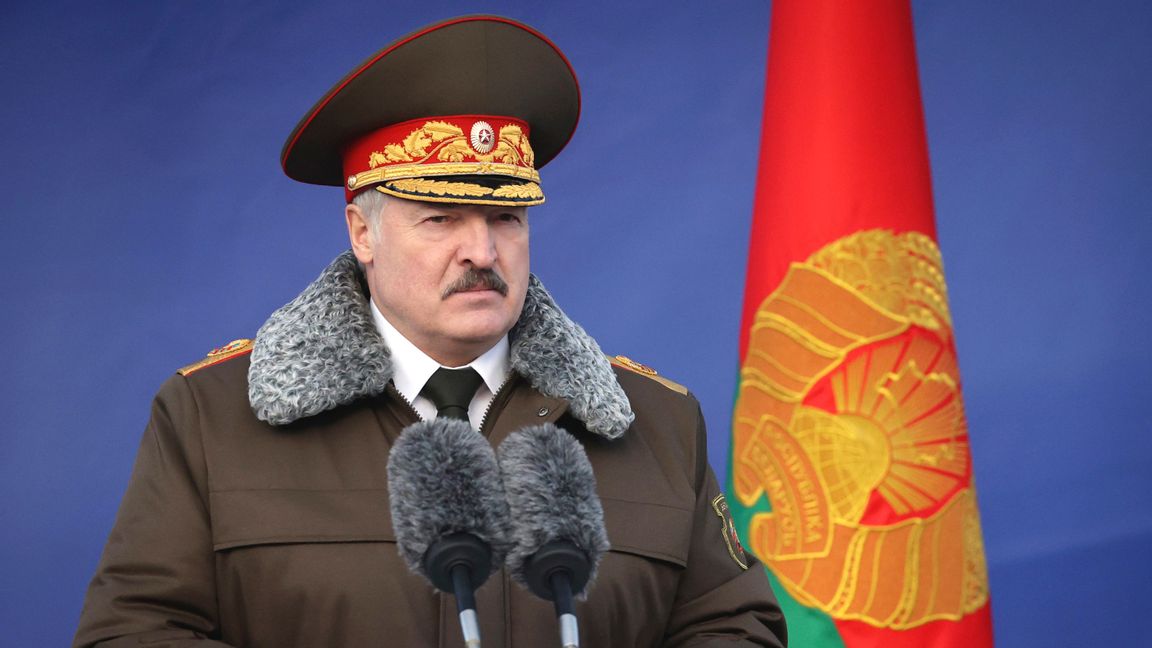 Belarus president Aleksandr Lukasjenko har försökt kväsa folkliga protester sedan "valet" i augusti. Foto: Maxim Guchek, AP/TT.