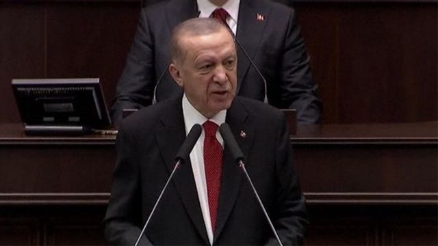 Recep Tayyip Erdoğan talar inför Turkiets parlament i går. Foto: Skärmavbild Youtube/ Sky News