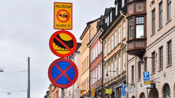 Hornsgatan i södra Stockholm, som sedan 2020 är klassad som en miljözon. Länsstyrelsen stoppar nu stadens planer på en ny miljözon i Norrmalm på grund av bristande utredning. Foto: Jonas Ekströmer/TT