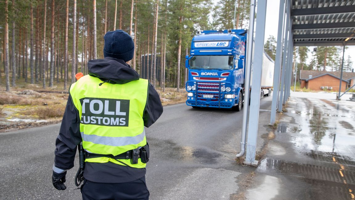 Tull- och polis kontrollerar riksgränsen mot Sverige vid Magnor i Norge. Foto: Terje Pedersen/NTB/TT