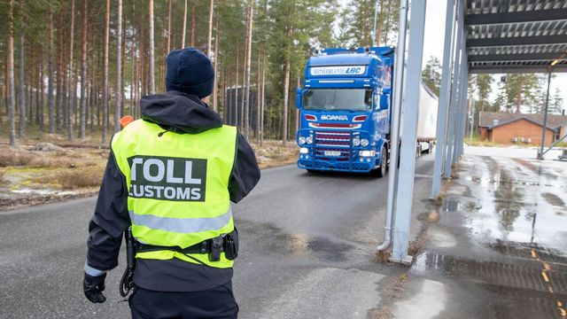 Tull- och polis kontrollerar riksgränsen mot Sverige vid Magnor i Norge. Foto: Terje Pedersen/NTB/TT