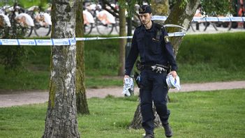 Polis på plats vid Jesusparken i centrala Malmö efter att polisen avlossat skott i samband med ett ingripande mot en hotfull man under natten till söndagen. Foto: JOHAN NILSSON/TT