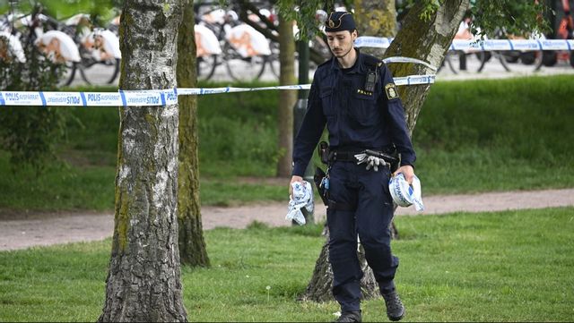 Polis på plats vid Jesusparken i centrala Malmö efter att polisen avlossat skott i samband med ett ingripande mot en hotfull man under natten till söndagen. Foto: JOHAN NILSSON/TT