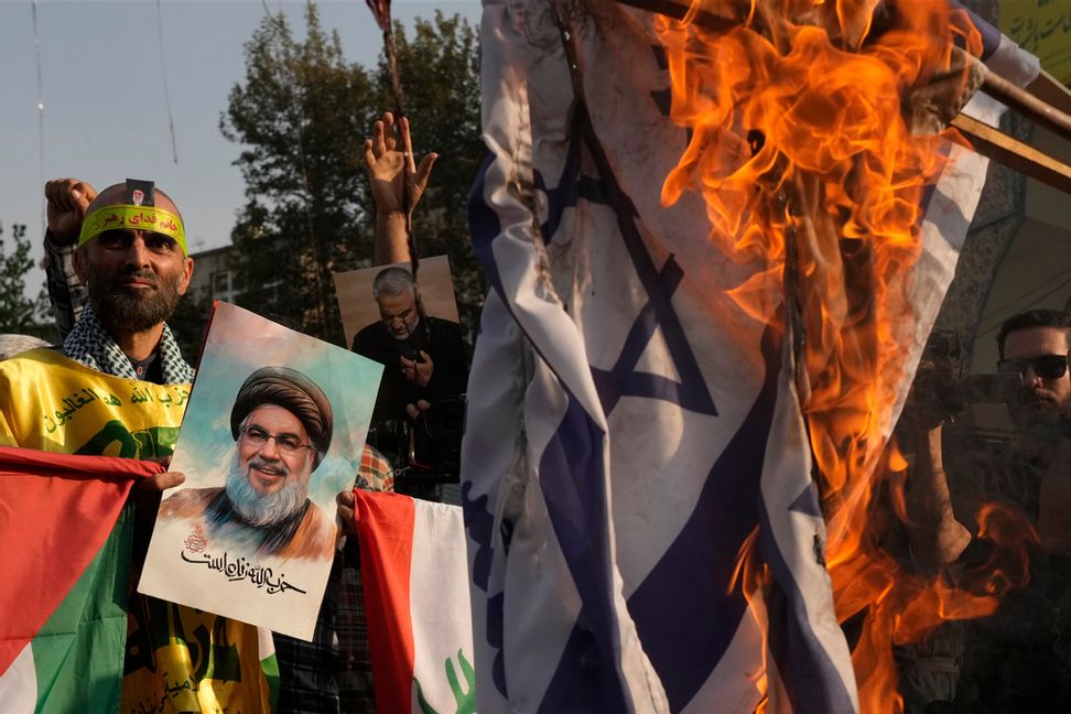 Iransk demonstrant håller en bild på dödade Hizbollahledaren Hassan Nasrallah under en anti-israelisk demonstration i Teheran den 8 oktober. Vahid Salemi/AP/TT