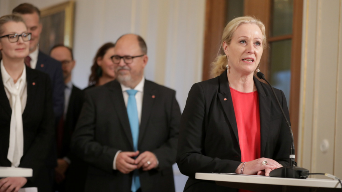 Den nya kultuministern Jeanette Gustafsdotter, till höger, vid presentationen av den nya regeringen. Foto: Sören Andersson/TT