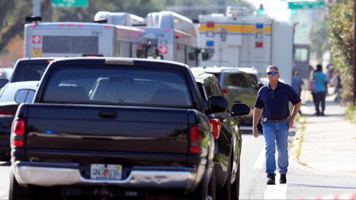 Polis och ambulans på plats efter skjutningen i Jacksonville. Foto: John Raoux/AP/TT