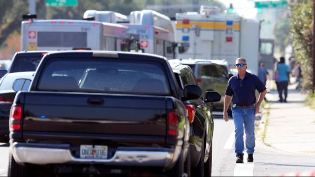 Polis och ambulans på plats efter skjutningen i Jacksonville. Foto: John Raoux/AP/TT