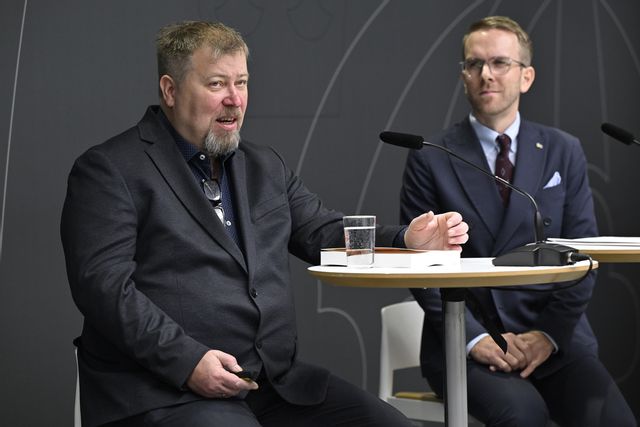 Utredaren Olle Lundin presenterar utredningen om åtgärder för stärkt trygghet i den byggda miljön tillsammans med infrastruktur- och bostadsminister Andreas Carlson (KD). Henrik Montgomery/TT