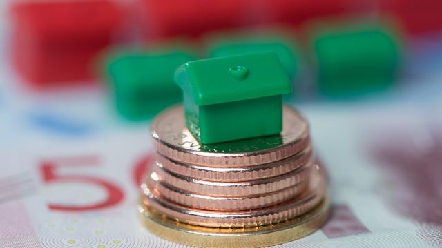 Bolåneräntorna har skenat uppåt i inflationschockens spår. Nu räknar de flesta med en period av sänkt styrränta och därmed lägre boräntor. Foto: Fredrik Sandberg/TT