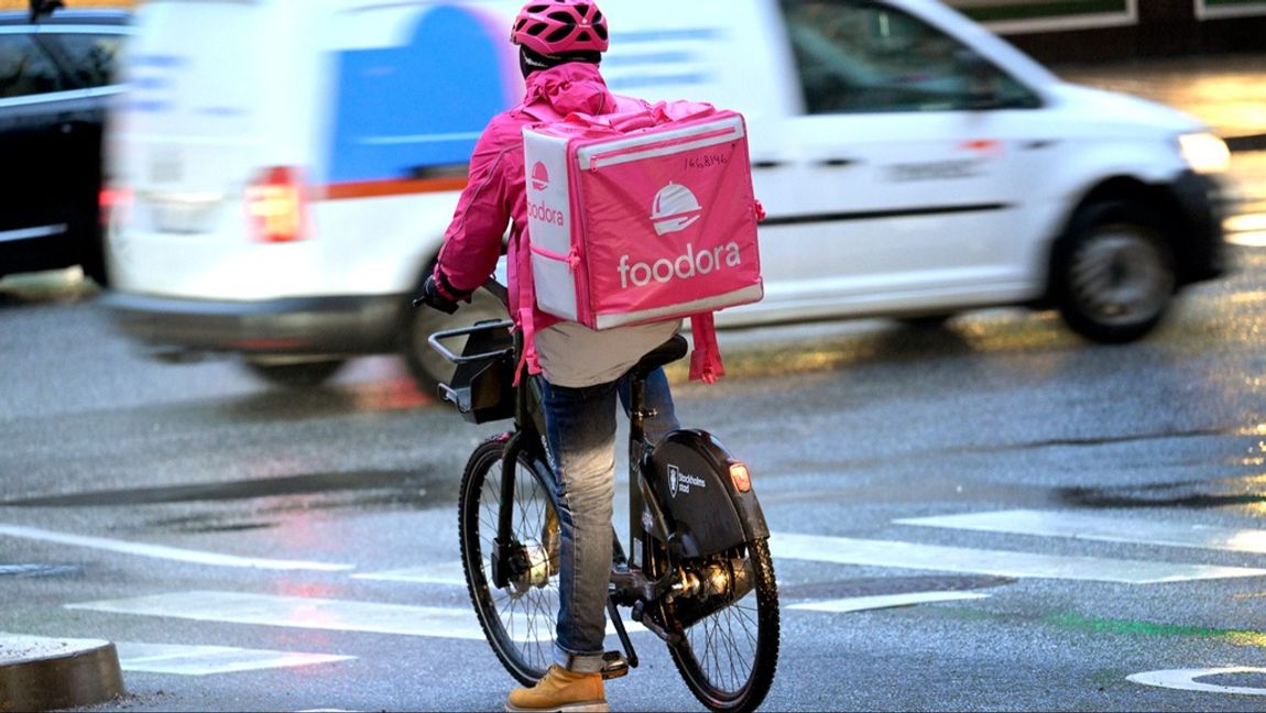 P4 Göteborg har hittat 17 domar där kriminella använt sig av Foodoras kläder eller väskor när de begått brott. Arkivbild. Foto: JANERIK HENRIKSSON/TT