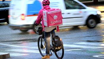 P4 Göteborg har hittat 17 domar där kriminella använt sig av Foodoras kläder eller väskor när de begått brott. Arkivbild. Foto: JANERIK HENRIKSSON/TT