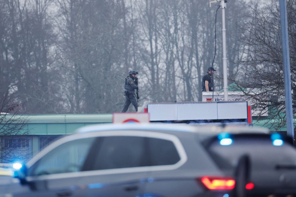 130 poliser var på plats vid skolan efter larmet om skjutningen. Kicki Nilsson/TT