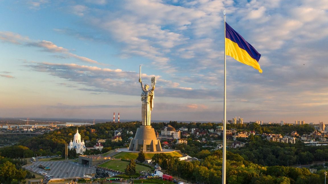 Ukrainas flagg hissad i Kiev. Foto: Efrem Lukatsky/AP/TT