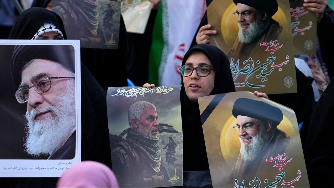 ”Den som visar barmhärtighet mot den grymme kommer till slut att vara grym mot den barmhärtige”. Iranska demonstranter håller upp bilder av (från vänster) Ali Khamenei, Yahja Sinwar och Hassan Nasrallah. FOTO: Vahid Salemi / TT