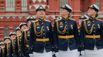 Kvinnliga ryska soldater under en militärparad i Moskva. Foto: Yuri Kochetkov/AP/TT