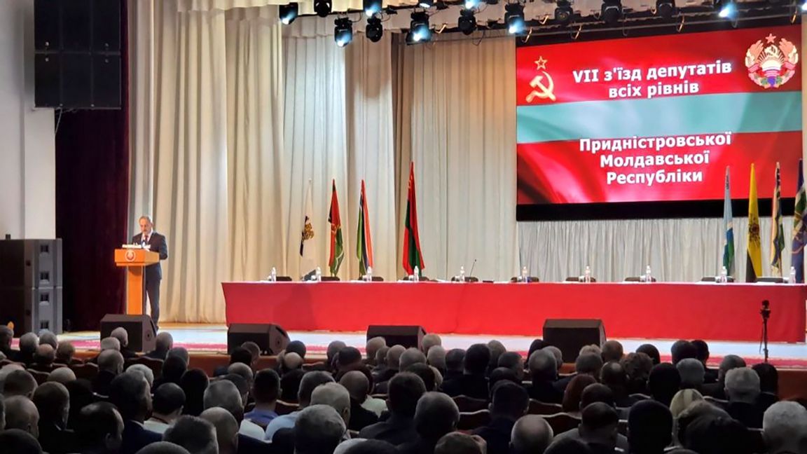 Transnistriens talman Alexander Korshunov talar till delegater i huvudstaden Tiraspol. Foto: AP
