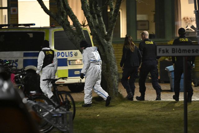 Polisens tekniker går in i Risbergska skolan i Örebro efter skjutningen. Pontus Lundahl/TT