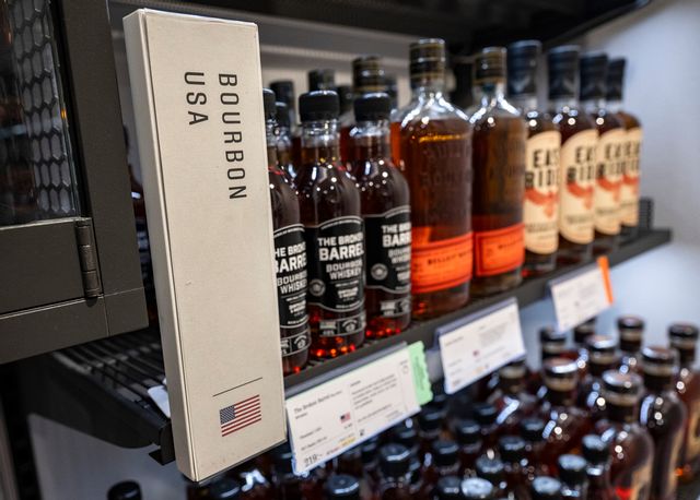 Det kan bli tullar på bourbon från USA i sommar om inte Trumpregeringen och EU-kommissionen kan göra upp i handelskriget. Foto: Johan Nilsson/TT