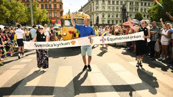 Svenska kyrkan på Pride. Foto: Hossein Salmanzadeh/TT