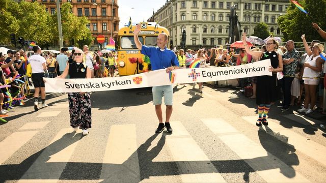Svenska kyrkan på Pride. Foto: Hossein Salmanzadeh/TT