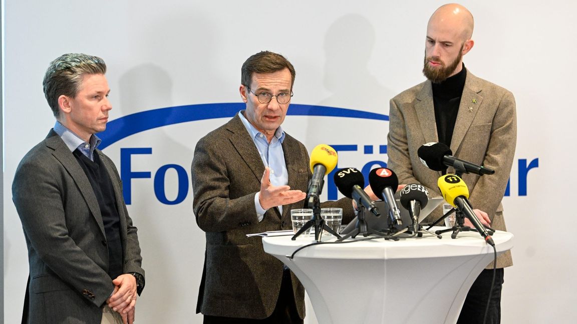 Försvarsminister Pål Jonsson, statsminister Ulf Kristersson och civilförvarsminister Carl-Oskar Bohlin vid en presskonferens på måndgasmorgonen under Folk och Försvars rikskonferens i Sälen. Foto Henrik Monrgomery / TT