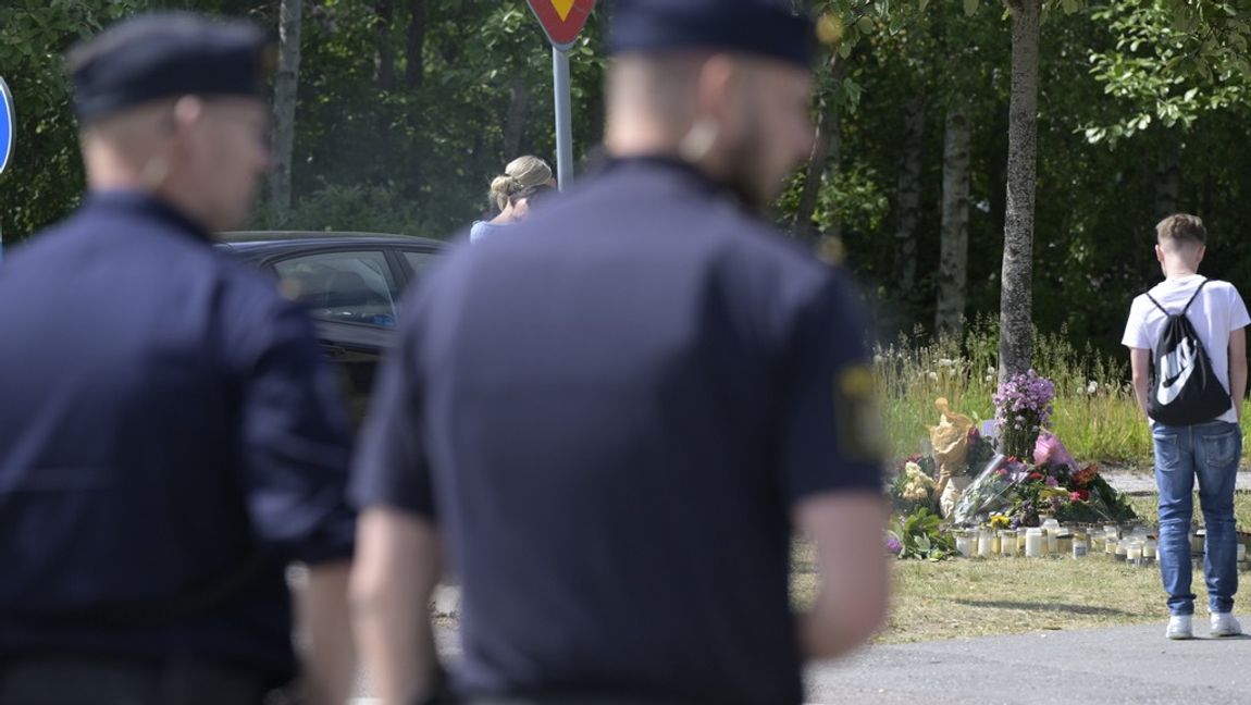 Minnesplatsen och poliser där pojken blev påkörd. Foto: Janerik Henriksson/TT