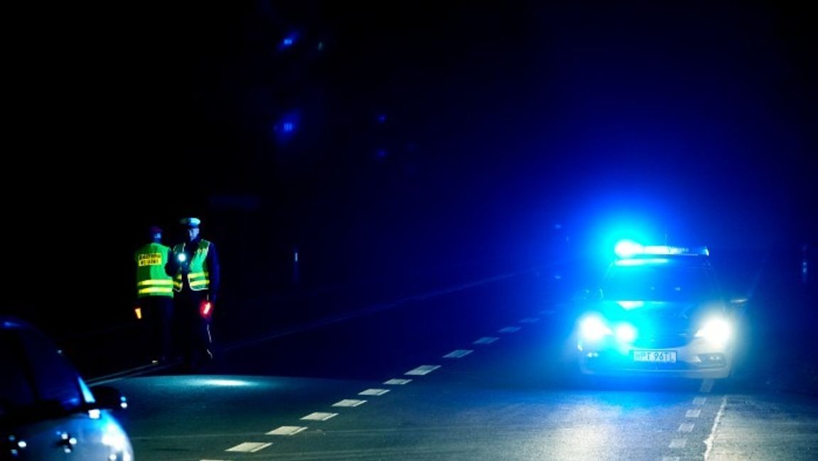 Polska poliser kontrollerar bilar vid gränsen mot Belarus. Foto: Matthias Schrader/AP/TT 