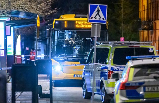 Polis på plats efter det misstänkta mordförsöket. Arkivbild. Foto: Johan Nilsson/TT