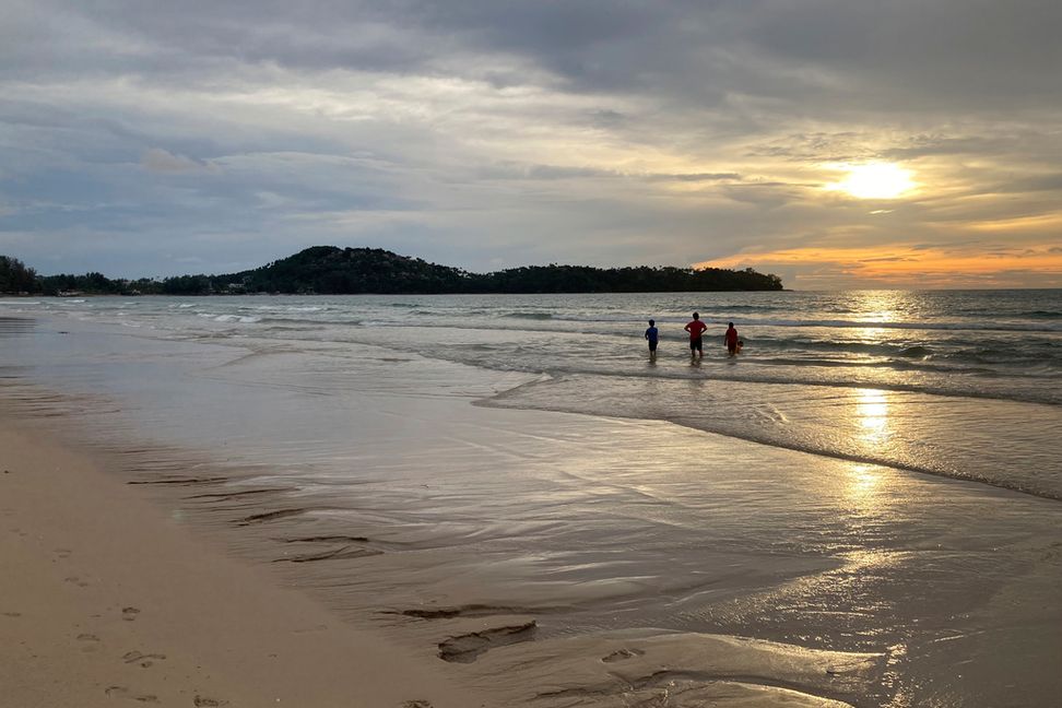 Turister på stranden Bang Tao på thailändska Phuket. Arkivbild från 2021. Patrick Quinn/AP/TT