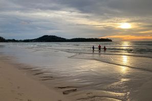 Turister på stranden Bang Tao på thailändska Phuket. Arkivbild från 2021. Patrick Quinn/AP/TT