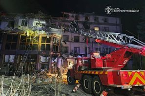 Räddningstjänst söker i rasmassorna efter den ryska robotattacken mot ett hotell i Kryvyj Rih i centrala Ukraina. Bild från statliga räddningstjänsten. Ukrainas statliga räddningstjänst/AFP/TT