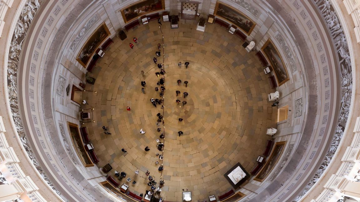 Riksrättsprocessens ledare leds genom rotundan i Kapitolium. Arkivbild. Foto: Win McNamee/poolfoto via AP/TT.