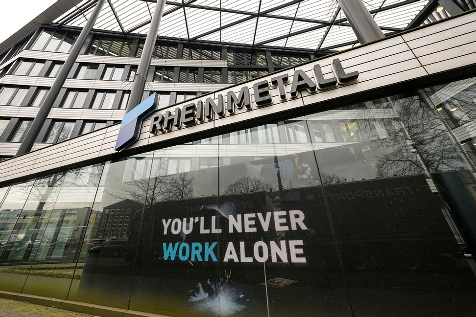 Den tyska vapentillverkaren Rheinmetalls aktie faller efter tecken på avkylning av geopolitiska spänningar. Arkivbild. Foto: Martin Meissner/AP/TT