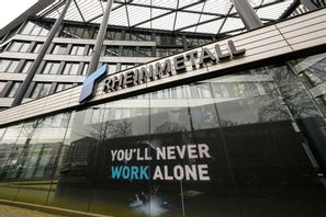 Den tyska vapentillverkaren Rheinmetalls aktie faller efter tecken på avkylning av geopolitiska spänningar. Arkivbild. Foto: Martin Meissner/AP/TT