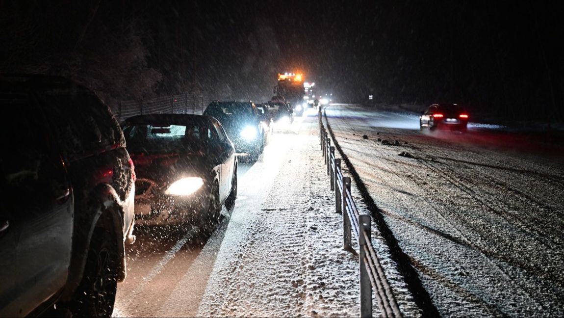 Långa köer bildades på E4 norr om Gävle efter olyckor i snöovädret. Foto: Björn Larsson Rosvall/TT