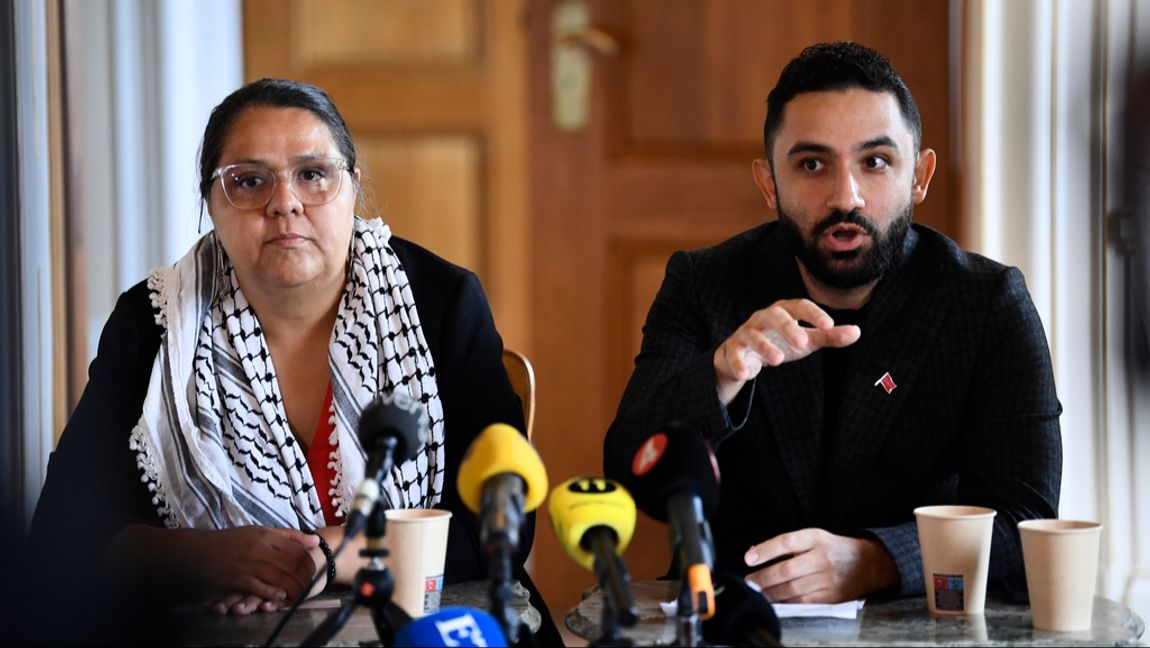 Lorena Delgado Varas och Daniel Riazat håller en pressträff om uteslutningen ur Vänsterpartiet, i riksdagen på söndagen. Foto: Oscar Olsson/TT