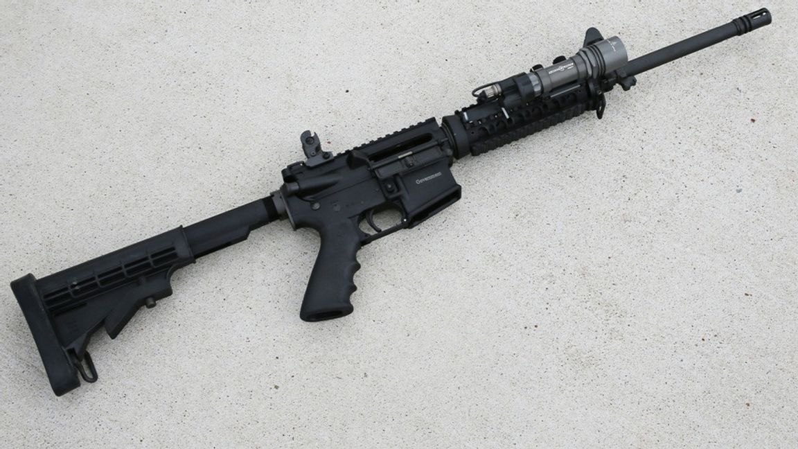 Mannen använde sig av ett halvautomatiskt gevär av modellen AR-15 (bilden), som förekommit vid många tidigare skjutningar i USA. Arkivbild. Foto: Sue Ogrocki/AP/TT