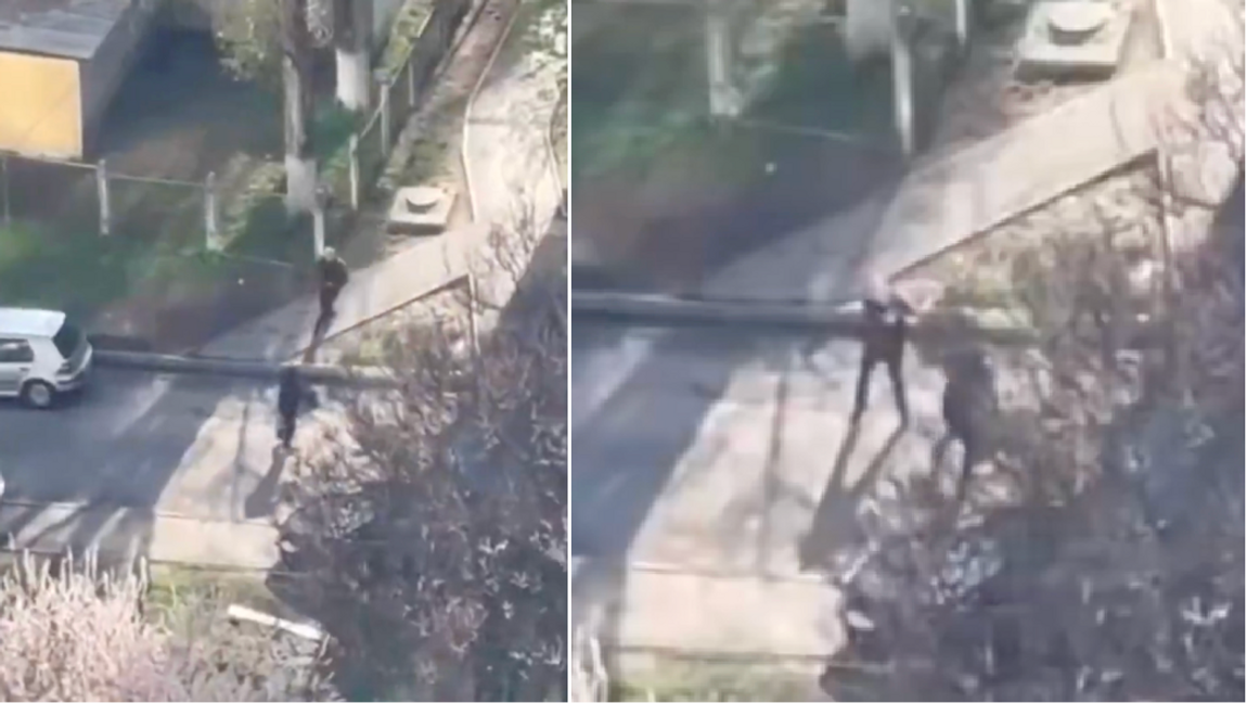 Bild på gärningsmannen som öppnar eld mitt på gatan. Foto: Skärmdump via X