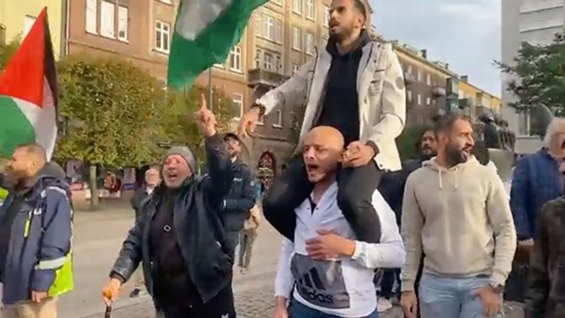 I Helsingborg firade en folkmassa efter Hamas terrorattack mot Israel. Bild: Facebook